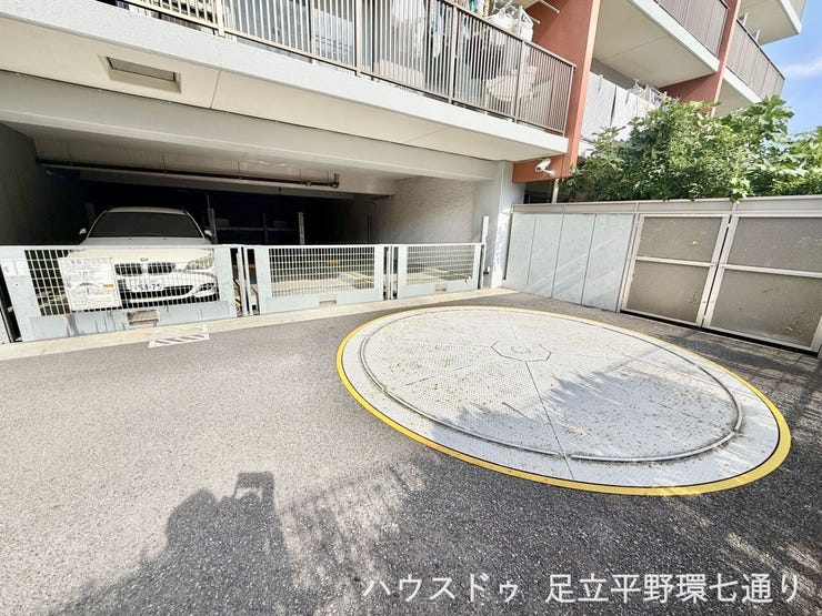 敷地内駐車場はターンテーブル付きで車の出入りもスムーズ。使いやすさに配慮されています。