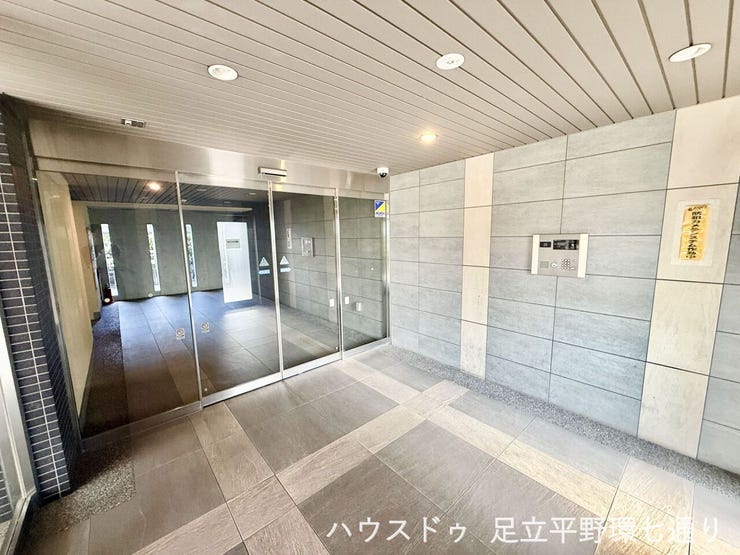 ガラス扉のあるエントランスは明るく清潔感のある空間。管理の良さも感じられます。