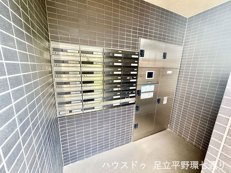 集合ポストと宅配ボックスを備え、不在時の荷物受け取りにも便利な共用設備です。