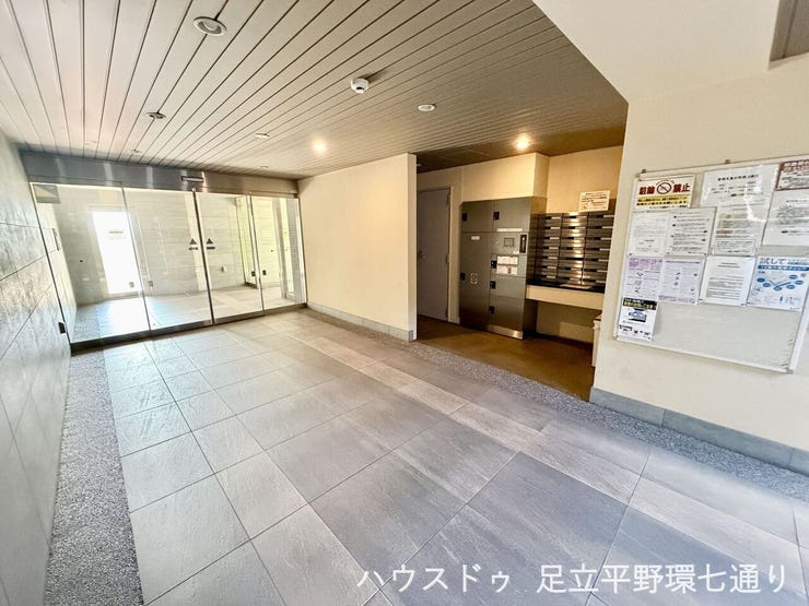 ゆとりあるエントランスホールは落ち着いた雰囲気。掲示板もあり管理体制が感じられます。