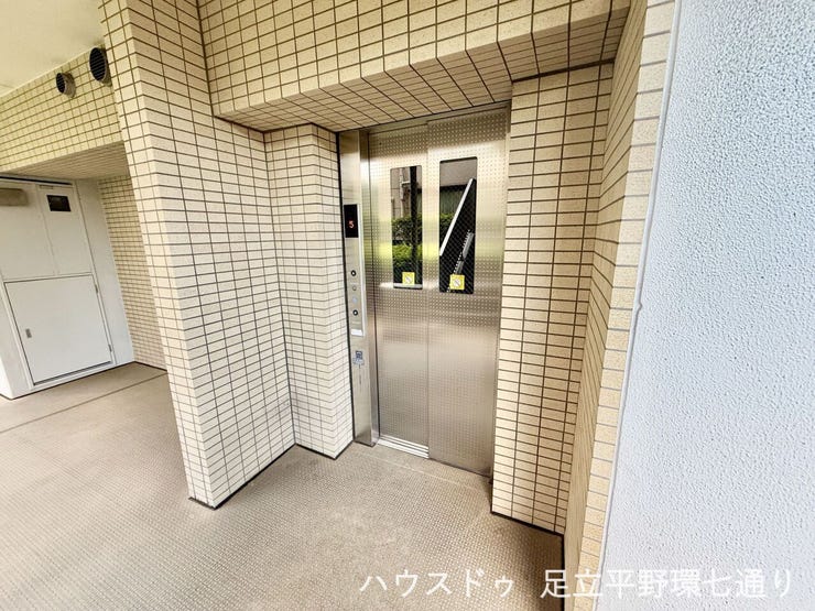 エレベーター付きで上階への移動も快適。荷物が多い日や日々の移動もスムーズです。