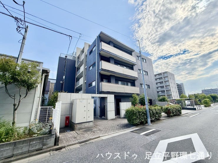 落ち着いた色合いの外観と整った植栽が印象的。前面道路もすっきりした住環境です。