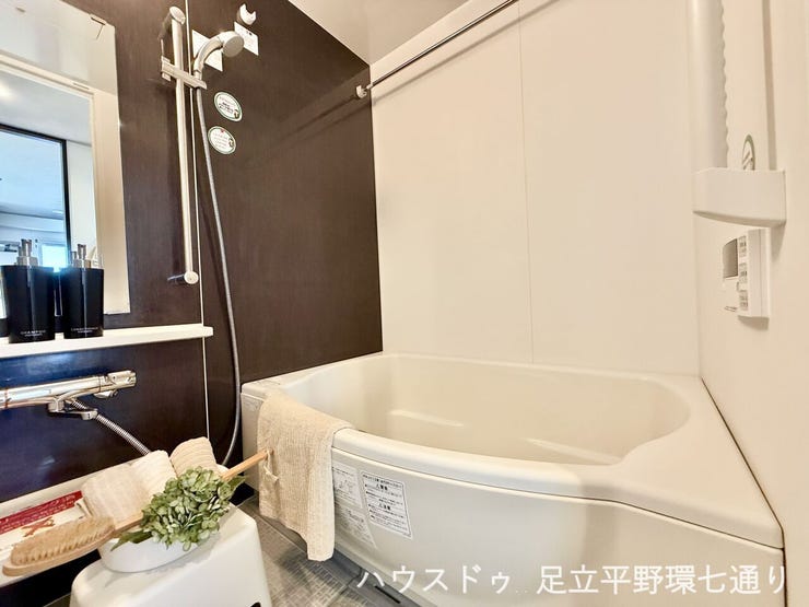 落ち着いたカラーでまとめた浴室は、ゆったりくつろげる空間。浴室乾燥機付きで雨の日も安心です。