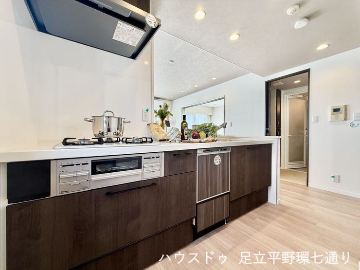 開放感のある対面キッチンは家族との会話も弾む設計。収納も豊富で使い勝手良好です。