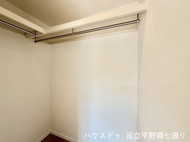 ハンガーパイプ付きの収納スペースで衣類もすっきり整理。お部屋を広く使えるのも魅力です。