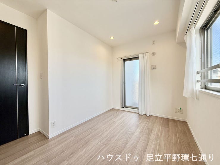 窓付きで心地よい光が入る洋室。シンプルで使いやすく、寝室や書斎にもおすすめです。