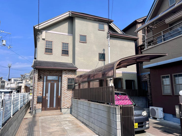 【外観】
18帖の広々LDKが魅力の4LDK!水回りすべて新調され、新生活をすぐにスタートできます。前道は5.7mと開放感があり駐車もスムーズ。空家のためいつでも内覧可能です!