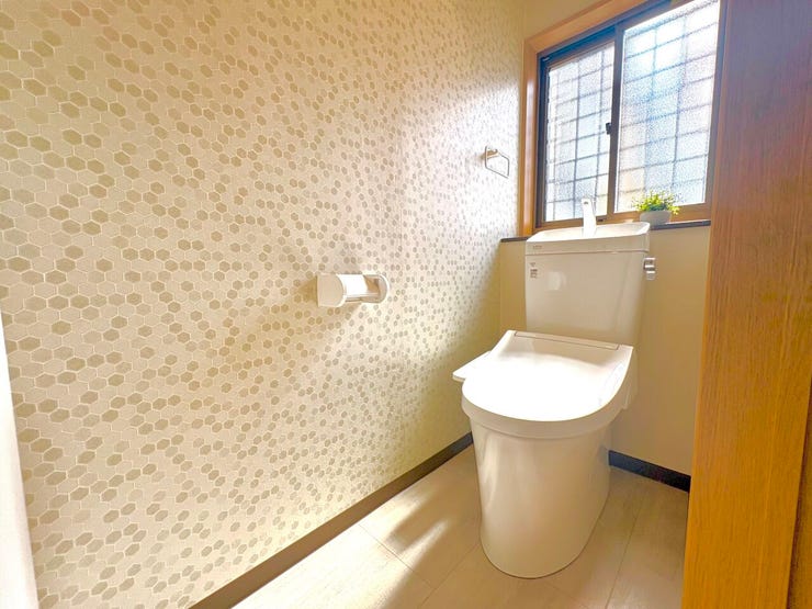 ・トイレ:温水洗浄便座付きのトイレです。窓があるため、自然換気が可能です。