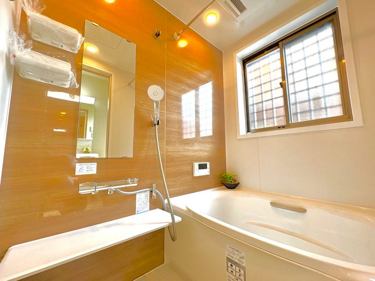 ・浴室:1日の疲れを癒してくれる浴室♪シャワーは、好きな位置に高さ調節が可能。立っても座っても、どの姿勢でも快適に使用できます。自然換気に便利な窓付きです!