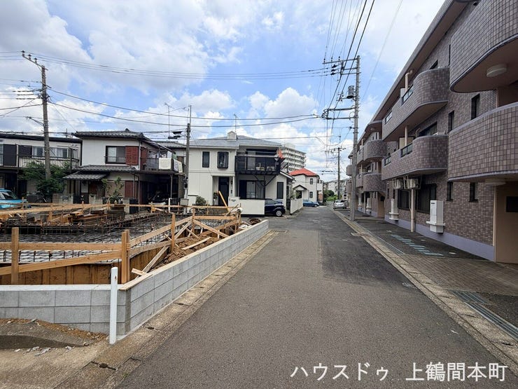 ゆとりある前面道路が、毎日の車庫入れをスムーズにしてくれます。