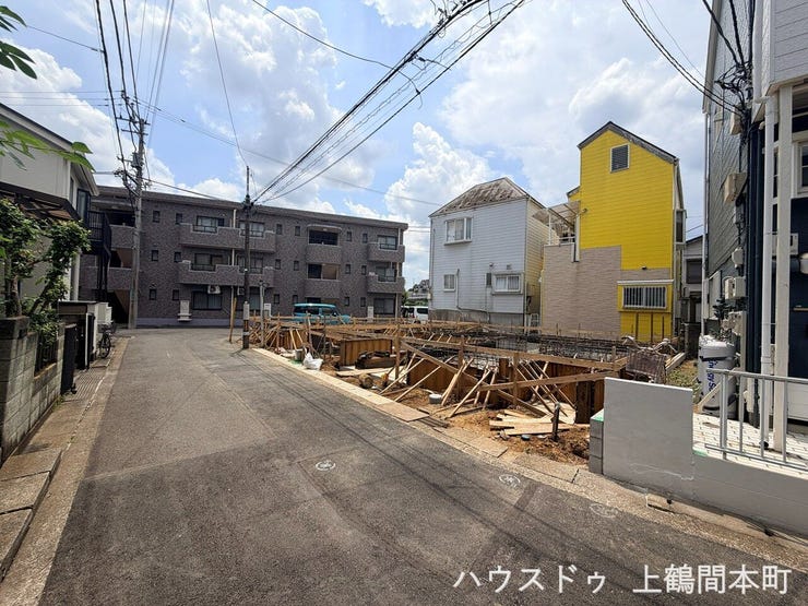 開放感ある街並みと前面道路が、住まい全体をより広く感じさせます。