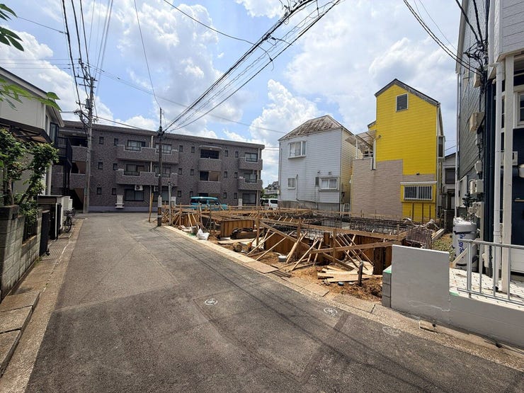 開放感ある街並みと前面道路が、住まい全体をより広く感じさせます。
