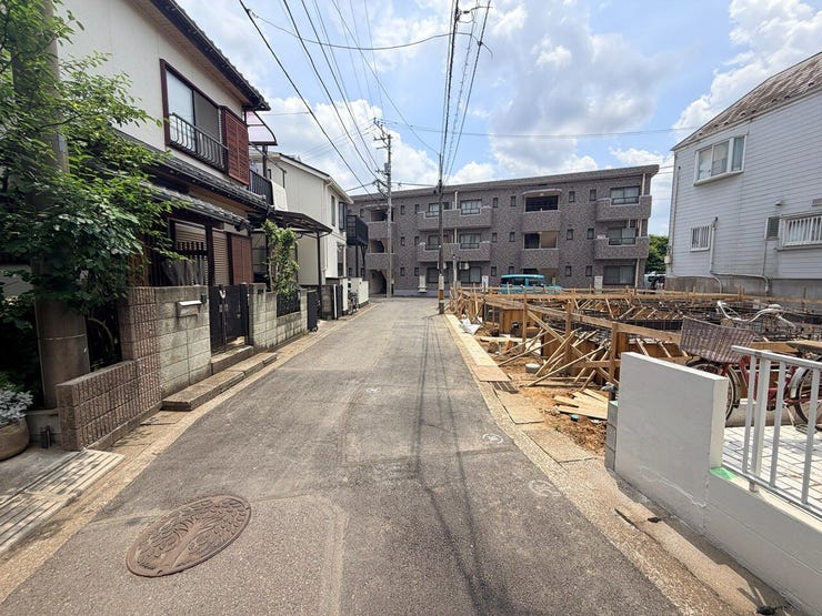 車通りが比較的落ち着いた前面道路で、穏やかな暮らしを演出。
