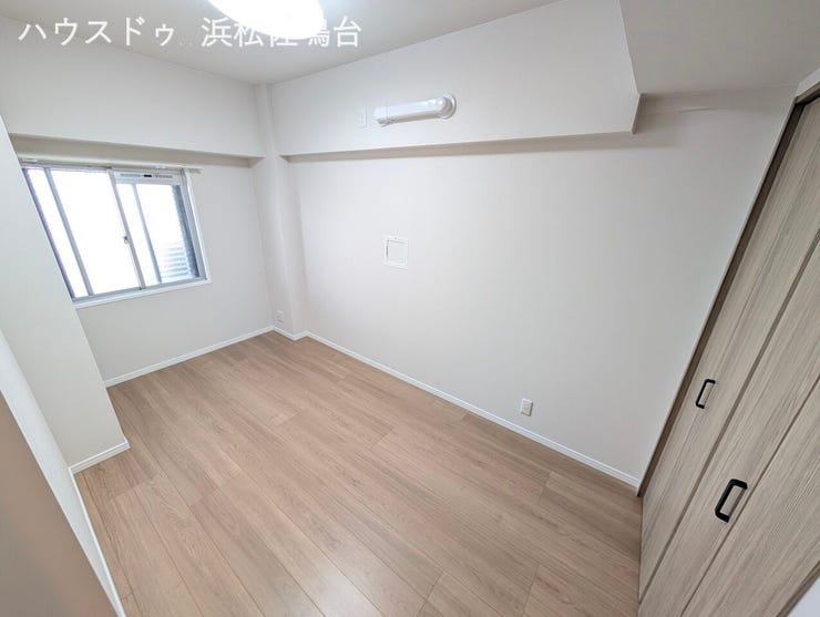 北側洋室、もちろんクロス・床・照明器具新品♪収納建具も新品♪エアコンの隠蔽配管をご用意しました!