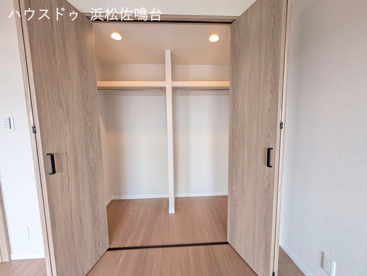 各居室に収納がございます。ナチュラル系の建具類も新調致しました。