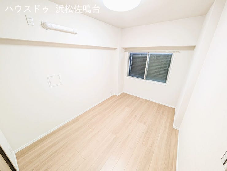 北側洋室、クロス・床・照明器具・エアコン隠蔽配管新品!窓はルーバー付きで、明るくしたり、目隠しで暗くしたり自由自在です。