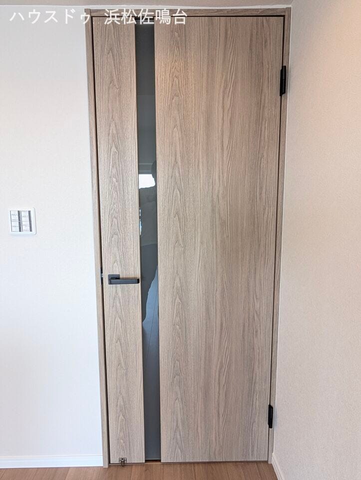 新品ドア・扉類は全て同系でまとめ、統一感のあるお部屋にさせて頂きました(^-^)