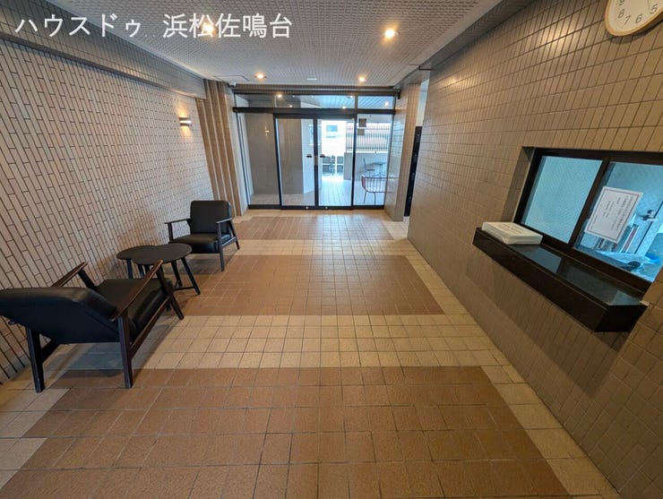 管理人室とキレイに清掃されたロビー全景。