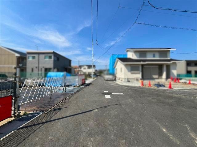 幅員約6mの前面道路です。道路幅が広いので、向かいの住宅とも距離があるため日当たりも確保しやすいです。
(2026年6月13日 撮影)