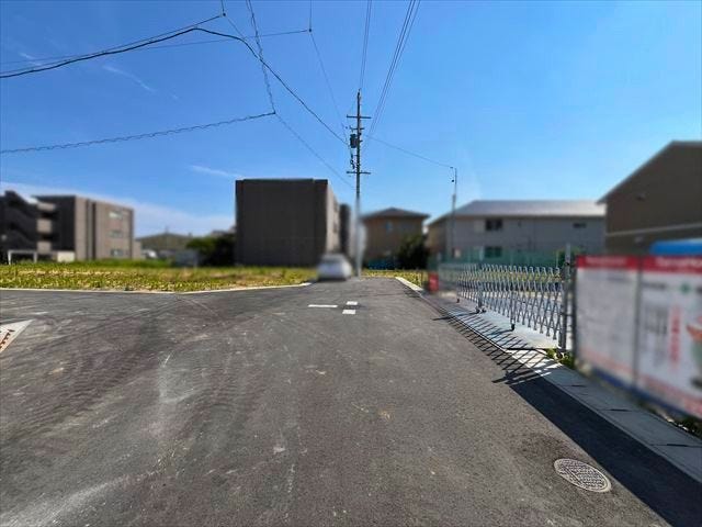 幅員約6mの前面道路です。道路幅にゆとりがあるので、車種を選びません。大きめの車を乗りたい方にもオススメです。
(2026年6月13日 撮影)