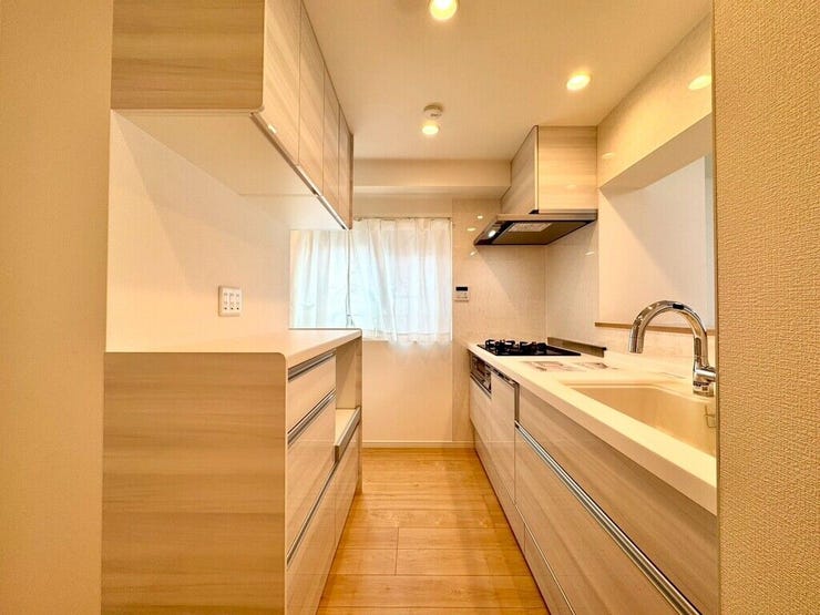 【kitchen】大きなカウンターと十分な収納で、日々の料理が快適に進みます。