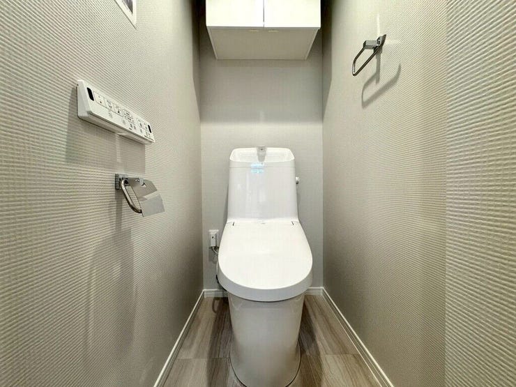 【Toilet】清潔感があり、落ち着いたデザインのトイレ。家族みんなが快適に使えます。