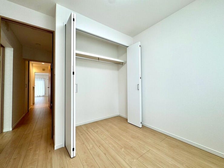【Bedroom】クローゼット完備で収納力◎。家具の配置もしやすい機能的な洋室です。