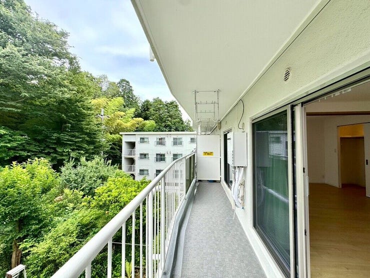 【Balcony】日当たりの良いバルコニーはお洗濯物がしっかり乾きやすく、毎日の家事にも重宝します。