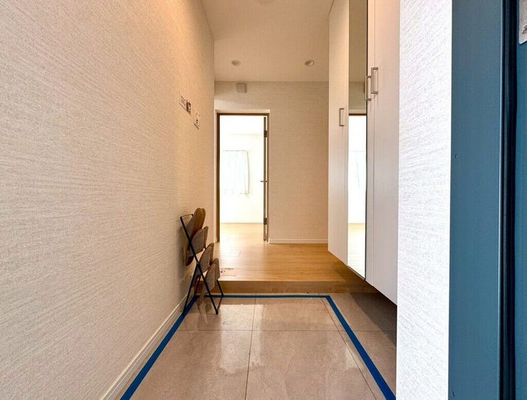 【Entrance】シューズボックス完備の玄関で、靴や小物もスッキリ収納できます。