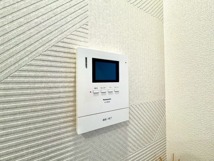 【Facilities】来訪者を確認できるモニター付きインターホンで、防犯面も安心です。