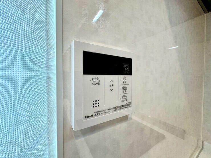【Facilities】お湯の温度調整がラクな給湯器リモコン付き。追い焚き操作も簡単です。