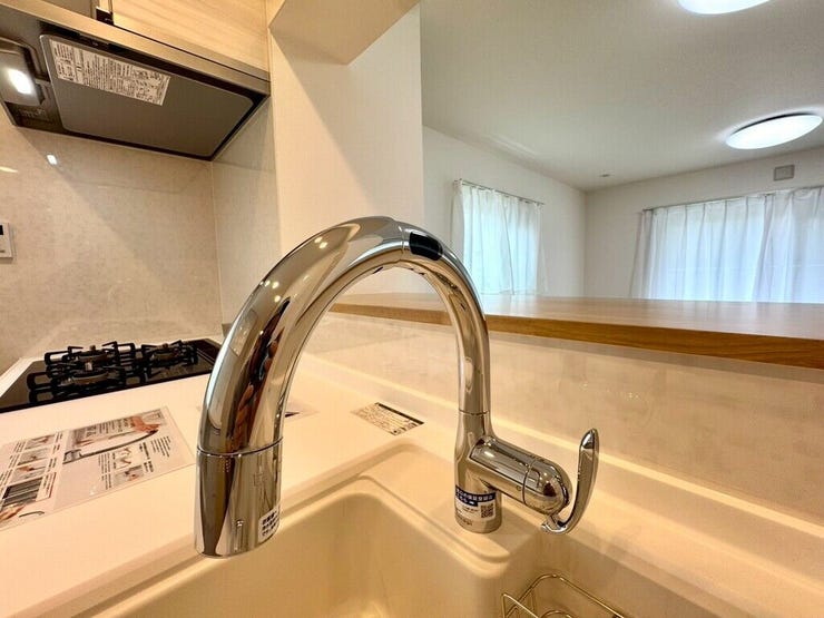 【kitchen】センサー式のタッチレス水栓を採用。衛生的で使い勝手の良いキッチン仕様です。