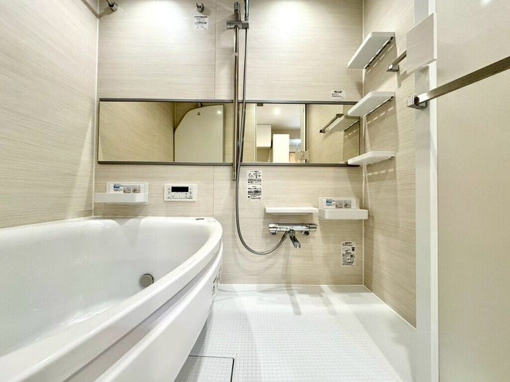【Bathroom】広く快適な浴室で、ゆったりとお湯に浸かるひとときをお楽しみいただけます。