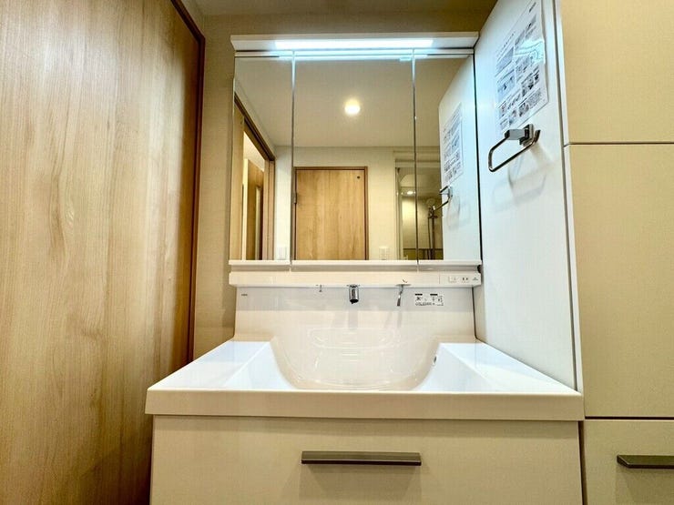 【Washroom】すっきりとしたデザインで、毎日の生活が快適に。収納も豊富な洗面所です。