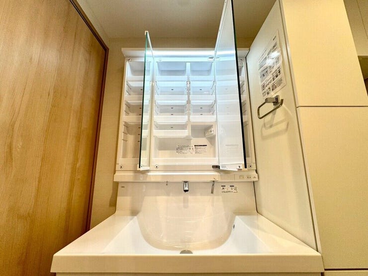 【Washroom】壁付け水栓で、カウンターまわりが汚れにくくお手入れも簡単です。