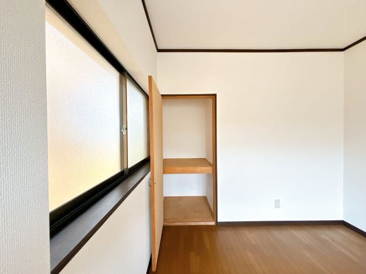 お部屋がすっきり片付く収納スペースがあります。