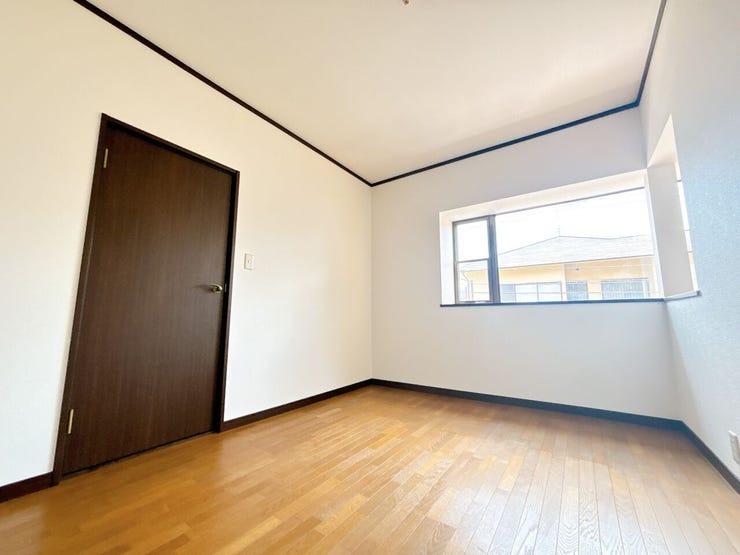 窓から日が差す明るいお部屋です。