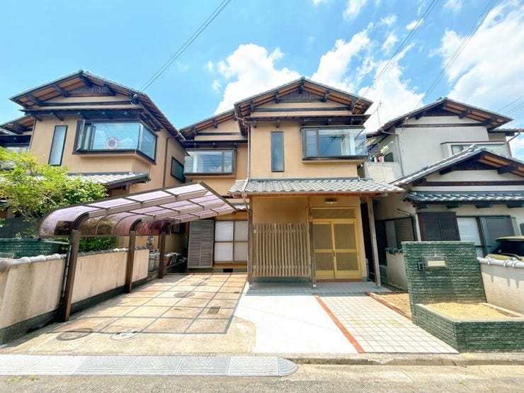 【外観】
「近鉄奈良駅」よりバス乗車14分、バス停「奈良東国際介護福祉学院」より徒歩3分の立地◎