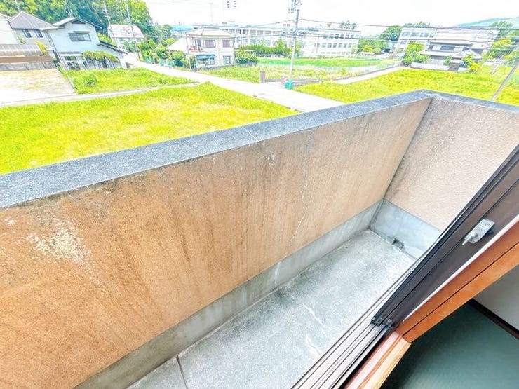 窓の間口が広く、洗濯物などの取り込みもスムーズです◎