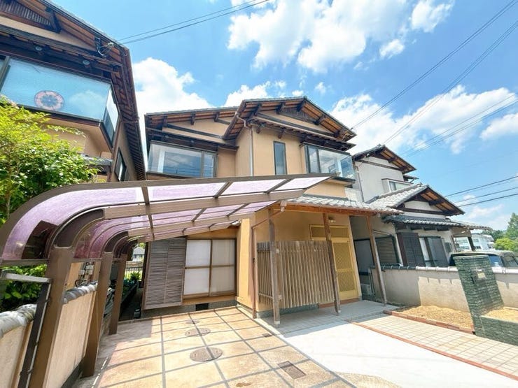 あたたかな陽が差し込む日当り良好の立地です。