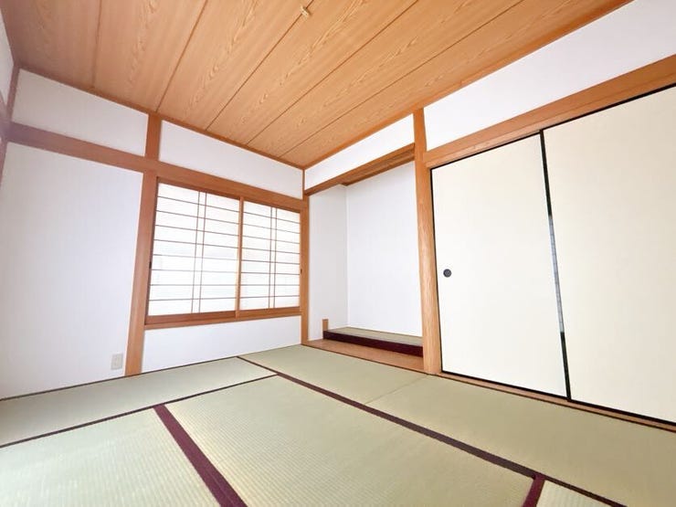 床の間には季節に応じた飾り物などを置いて楽しんでいただけます。