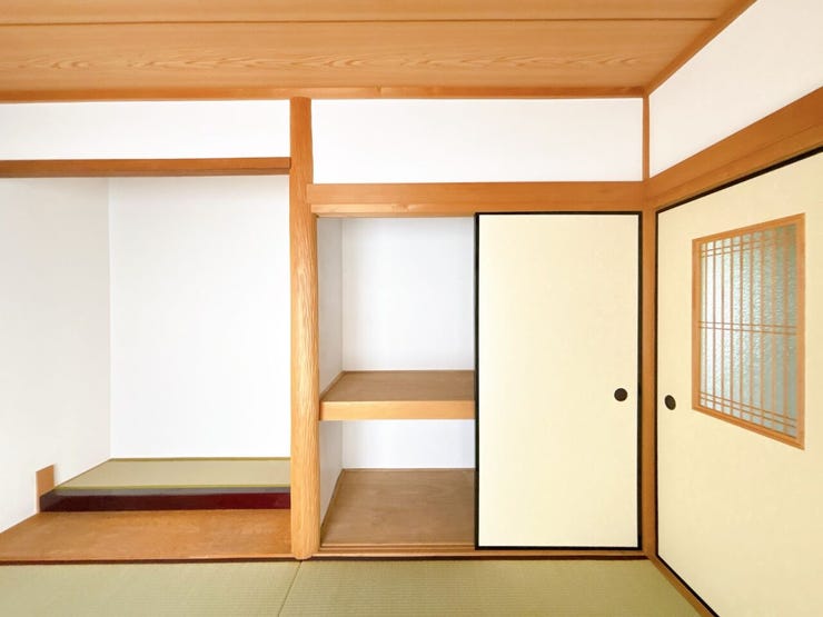 押入れがあり、布団などもたくさん収納できます◎