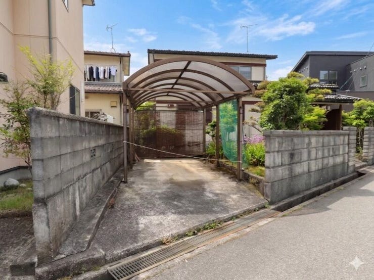 カーポートあり!大切なお車を守ります! ※写真は家具消し加工をしています