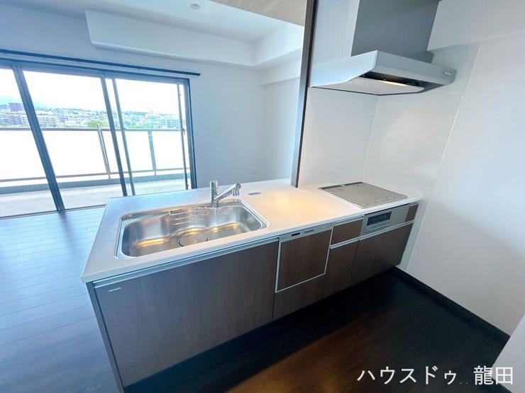 リビングの家族と会話が弾む対面式キッチン。大きな窓から明るい光が差し込む、心地よいお料理スペース