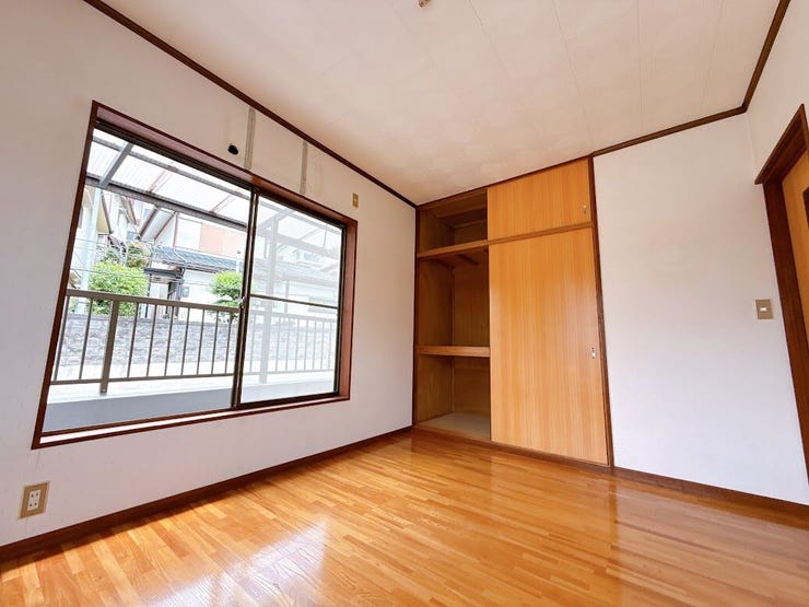 大きな窓から朝日が差し込み、目覚めのよい1日が迎えられそうです◎