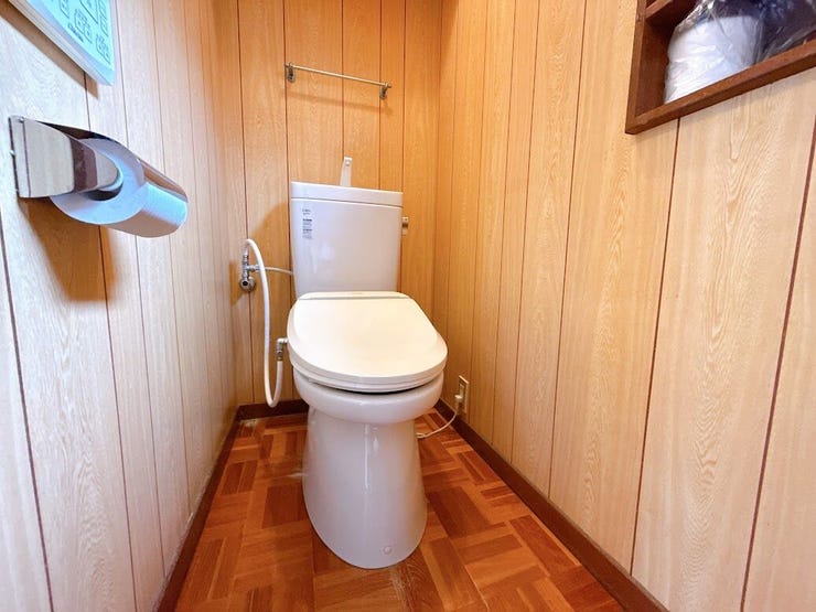 トイレにも窓があり、明るく通風良好です◎