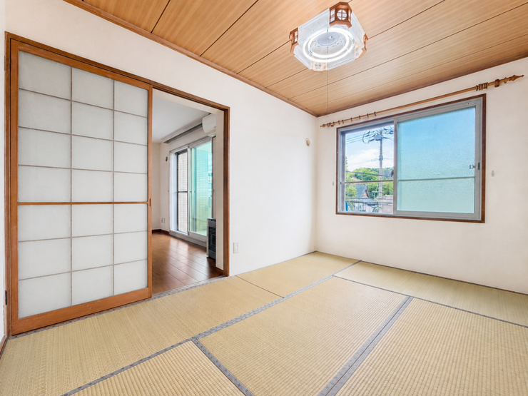 6帖和室
南東向きで明るい室内。
客間としてもお使い頂けます。