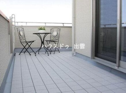 陽当たりや風通しに配慮したバルコニーは、洗濯物を干すスペースとしてはもちろん、気分転換やガーデニングにもぴったり。(画像はイメージ)