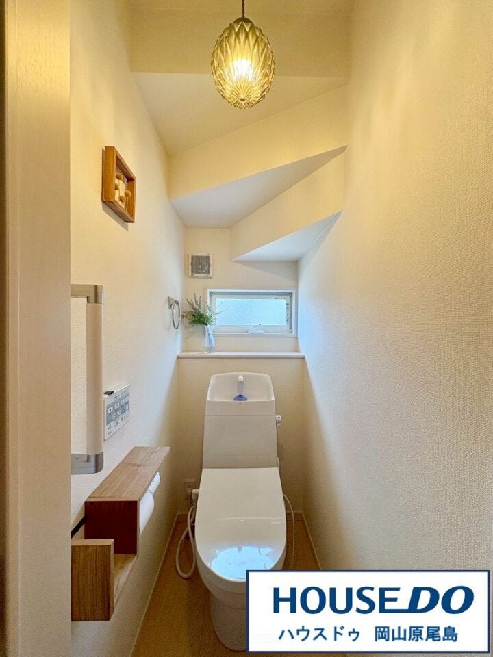 トイレは1階と2階に配置、清潔感のある温水洗浄便座です。