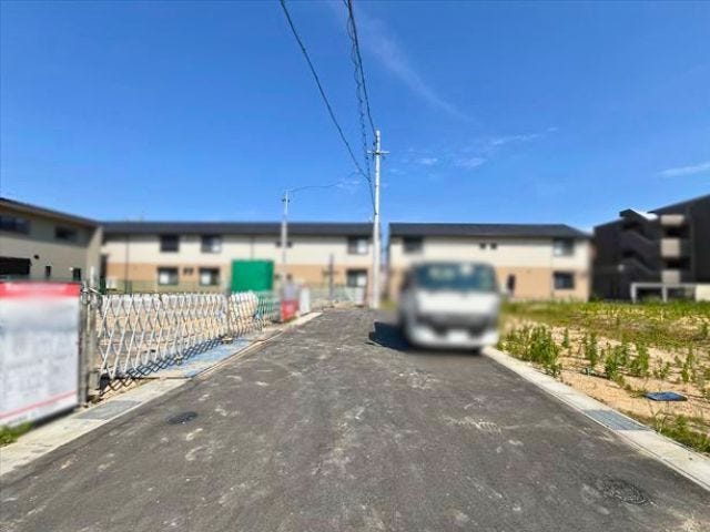 幅員約6mの前面道路です。道路幅が広いので、向かいの住宅とも距離があるため日当たりも確保しやすいです。
(2026年6月13日 撮影)